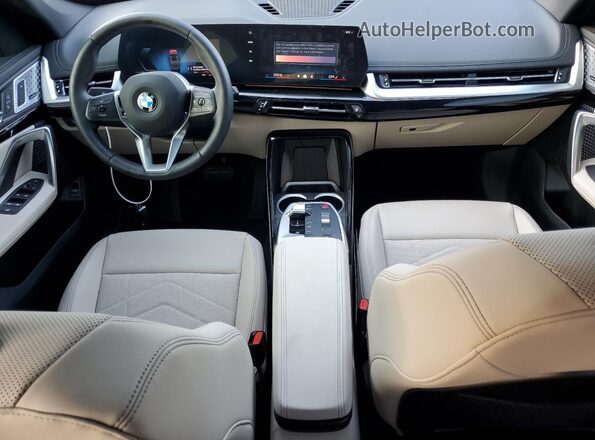 WBX73EF07R5013308 2024 BMW X1 Blue Vista del salpicadero