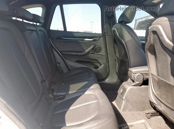 WBXHT3C51K5L38194 2019 BMW X1 White Vista interior trasera