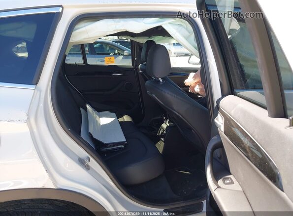 WBXJG7C01N5U65601 2022 BMW X1 White VIN კოდის სტიკერის ხედი