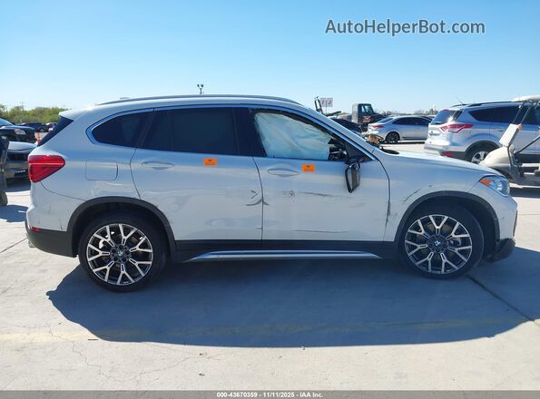 WBXJG7C01N5U65601 2022 BMW X1 White ხელსაწყოთა პანელის ხედი