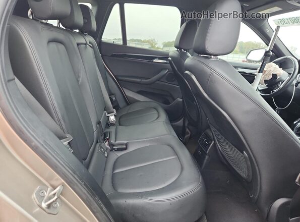 WBXJG7C01N5V09659 2022 BMW X1 Tan Widok tylnych siedzeń