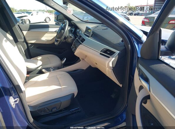 WBXJG7C05M5S36403 2021 BMW X1 Blue წინა სალონის ხედი