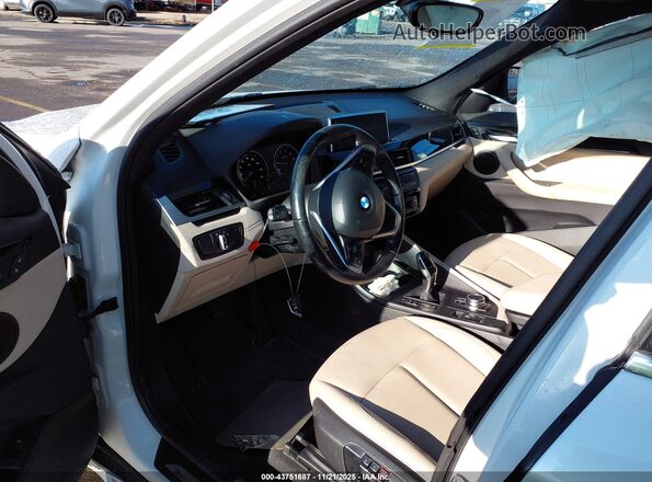 WBXJG9C01N5V05512 2022 BMW X1 White Vista interior delantera