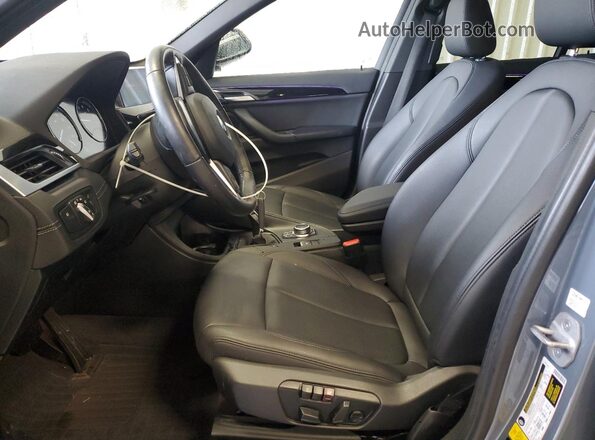 WBXJG9C03L5P84989 2020 BMW X1 Blue Vista interior delantera