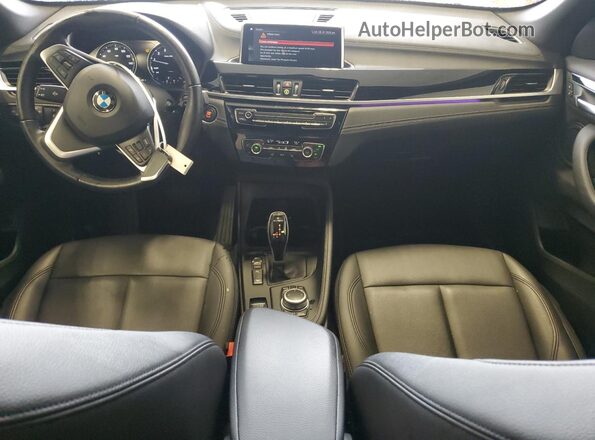 WBXJG9C03L5P84989 2020 BMW X1 Blue Vista del salpicadero
