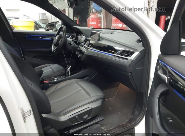 WBXJG9C07L5R27894 2020 BMW X1 White Widok wnętrza z przodu