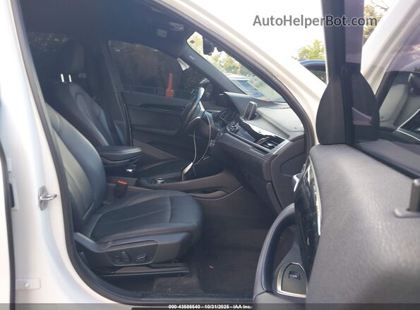 WBXJG9C09L5P95737 2020 BMW X1 White Вид салону спереду
