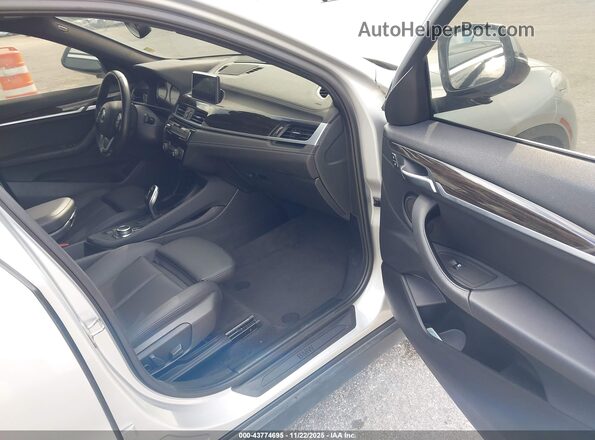 WBXYH9C09L5R51576 2020 BMW X2 Silver Widok wnętrza z przodu