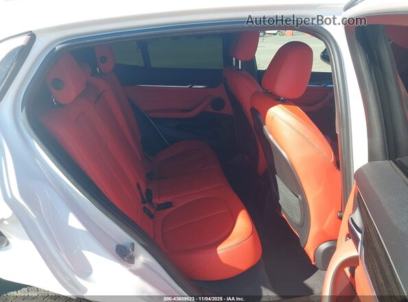 WBXYJ1C01N5T41941 2022 BMW X2 White VIN კოდის სტიკერის ხედი