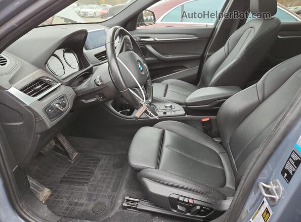 WBXYJ1C06M5S37265 2021 BMW X2 Blue წინა სალონის ხედი
