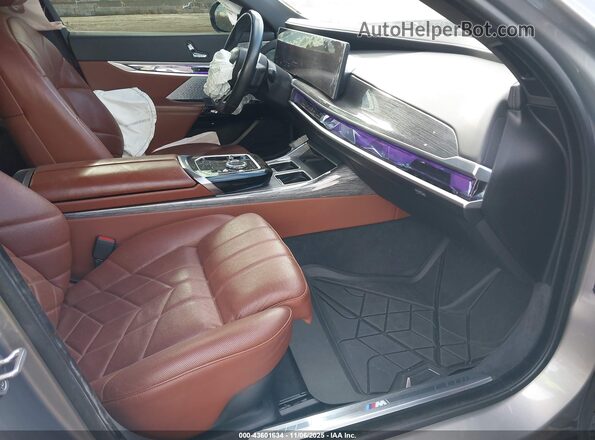 WBY53EJ04PCM72170 2023 BMW OTHER Серебряный Вид салона спереди