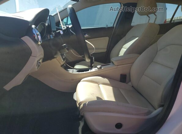 WDCTG4EB3KJ551881 2019 MERCEDES-BENZ GLA White Вид салону спереду