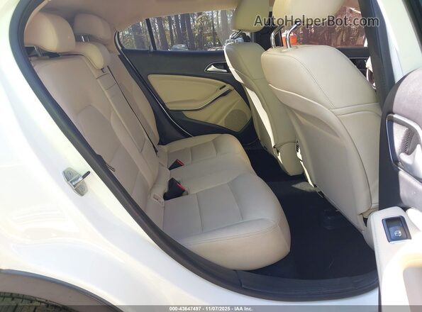 WDCTG4EB4KJ552084 2019 MERCEDES-BENZ GLA 250 White Widok naklejki z numerem VIN