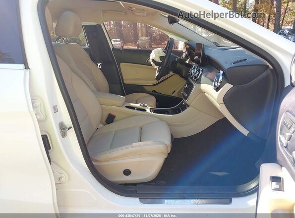 WDCTG4EB4KJ552084 2019 MERCEDES-BENZ GLA 250 White Widok wnętrza z przodu