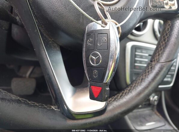 WDCTG4EB9HJ299904 2017 MERCEDES-BENZ GLA 250 Red Вид панелі приладів