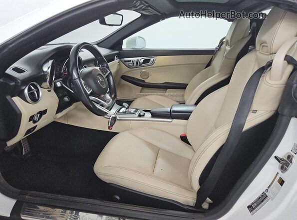 WDDPK3JA1JF155470 2018 MERCEDES-BENZ SLC White Widok wnętrza z przodu