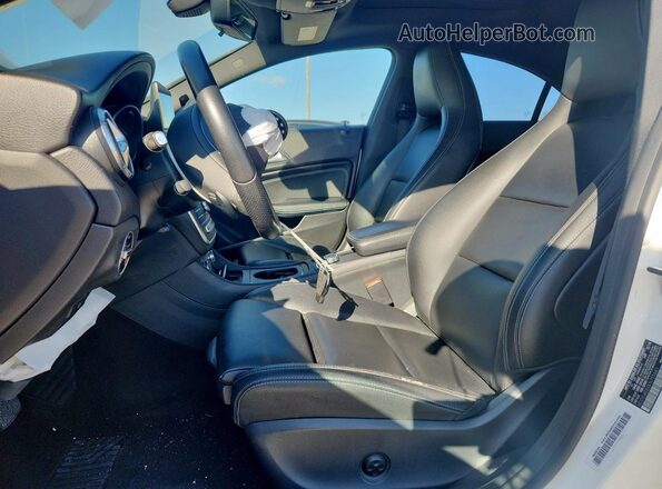 WDDSJ4EBXKN755661 2019 MERCEDES-BENZ CLA-CLASS White Widok wnętrza z przodu