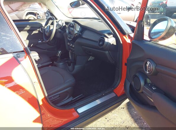 WMWXU7C07L2M08900 2020 MINI HARDTOP Оранжевый Вид салона спереди