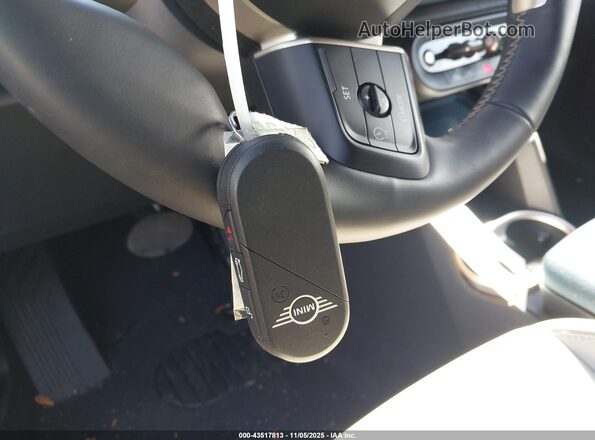 WMZ23GA08S7R25918 2025 MINI COUNTRYMAN Light Blue Вид панели приборов