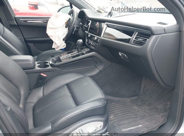 WP1AA2A54SLB04630 2025 PORSCHE MACAN Light Blue Вид салона спереди