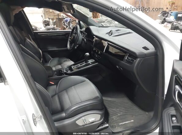 WP1AA2A56SLB11613 2025 PORSCHE MACAN White Front interior view