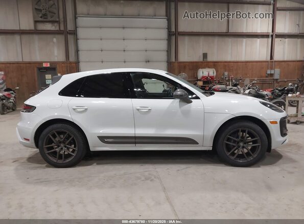 WP1AA2A56SLB11613 2025 PORSCHE MACAN White Rear interior view
