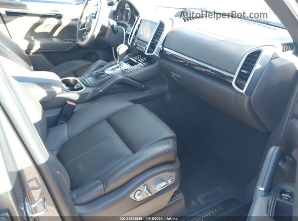 WP1AB2A2XHLA50276 2017 PORSCHE CAYENNE Серый Вид салона спереди
