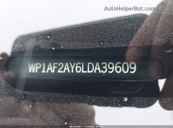 WP1AF2AY6LDA39609 2020 PORSCHE CAYENNE Blue Widok komory silnika