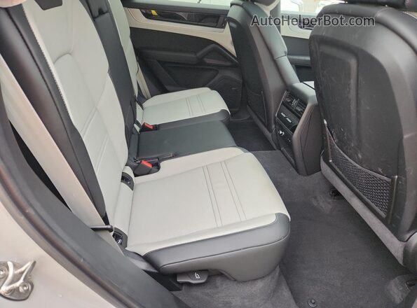 WP1BA2AYXSDA30882 2025 PORSCHE CAYENNE Gray Հետևի նստատեղերի տեսք