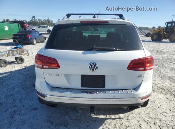 WVGEF9BP1GD012658 2016 VOLKSWAGEN TOUAREG White Widok z tyłu