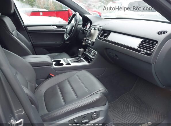 WVGRF7BP2HD000767 2017 VOLKSWAGEN TOUAREG Gray წინა სალონის ხედი