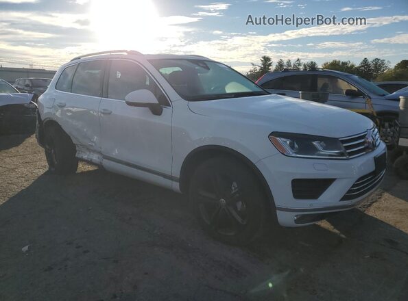 WVGRF7BPXHD006624 2017 VOLKSWAGEN TOUAREG White Przód prawy