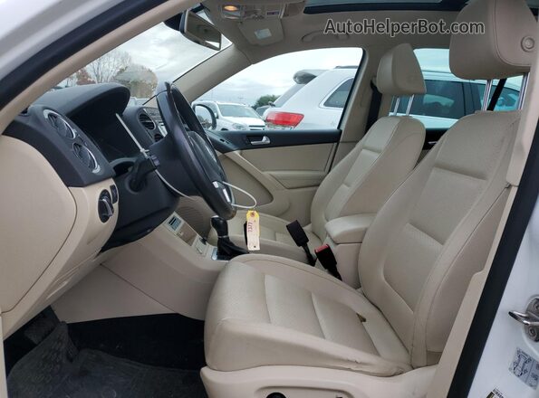 WVGSV7AX4HK028068 2017 VOLKSWAGEN TIGUAN White Սալոնի դիմացի տեսք