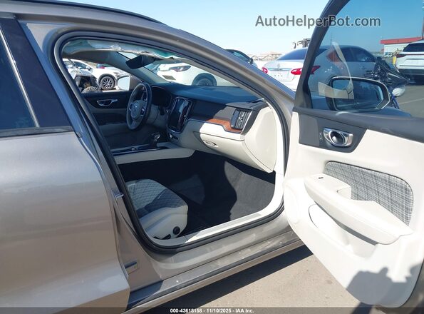 YV1102EK8L2376930 2020 VOLVO V60 Gold Սալոնի դիմացի տեսք