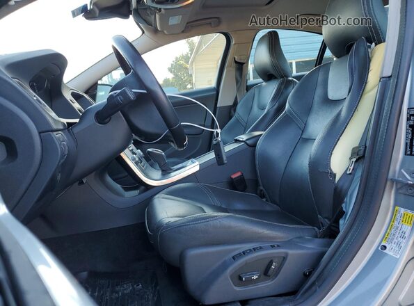 YV140MTLXH2438548 2017 VOLVO S60 Серебряный Вид салона спереди