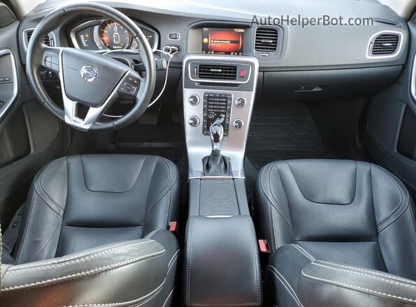 YV140MTLXH2438548 2017 VOLVO S60 Серебряный Вид панели приборов