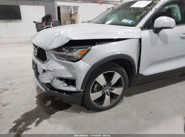 YV4162UK0L2249186 2020 VOLVO XC40 White Widok z przodu