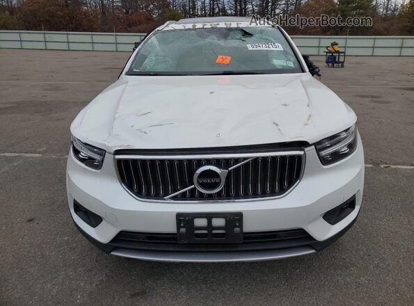 YV4162UL4M2478514 2021 VOLVO XC40 White Front view