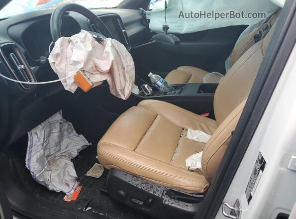 YV4162UL4M2478514 2021 VOLVO XC40 White Front interior view