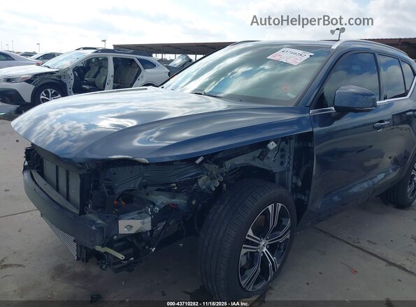 YV4162UL4N2697409 2022 VOLVO XC40 Dark Blue Вид спереду