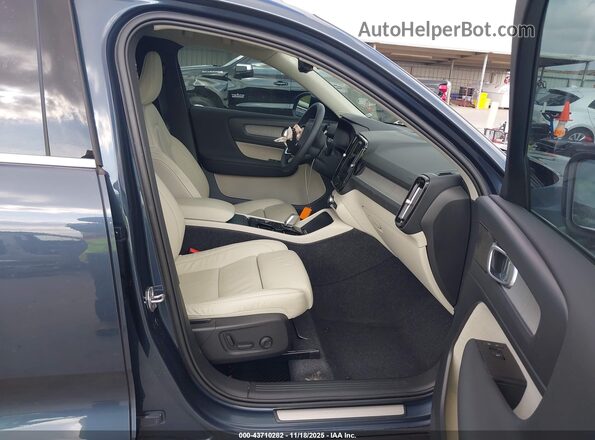YV4162UL4N2697409 2022 VOLVO XC40 Dark Blue Вид салону спереду
