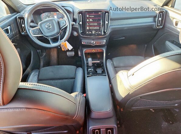 YV4162UM8M2499388 2021 VOLVO XC40 White Widok deski rozdzielczej