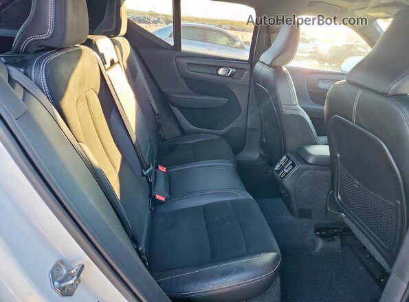 YV4162UM8M2499388 2021 VOLVO XC40 White Widok wnętrza z tyłu