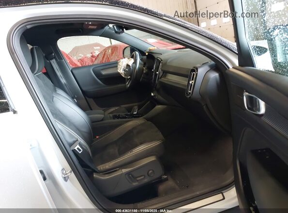 YV4162UM9M2608943 2021 VOLVO XC40 White Вид салону спереду