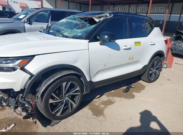YV4162UMXM2437877 2021 VOLVO XC40 White Առջևի ձախ երեք քառորդ տեսարան