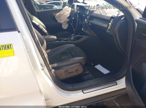 YV4162UMXM2437877 2021 VOLVO XC40 White Սալոնի դիմացի տեսք