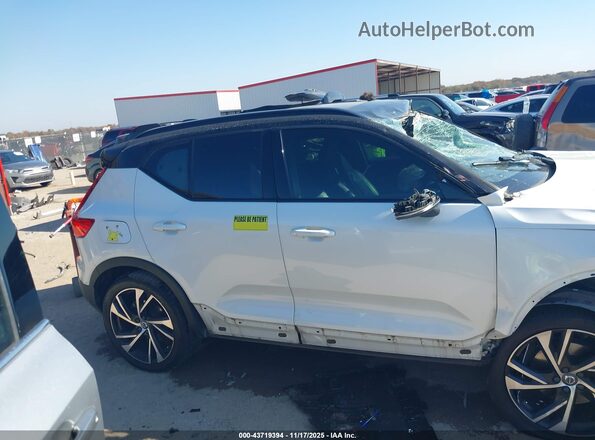 YV4162UMXM2437877 2021 VOLVO XC40 White Սալոնի հետևի տեսք