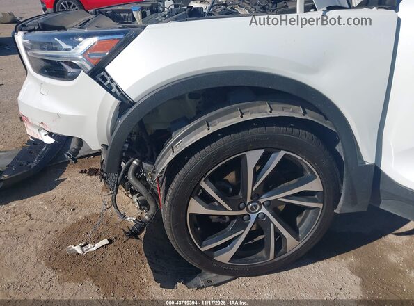 YV4162UMXM2437877 2021 VOLVO XC40 White Դիմացի տեսք