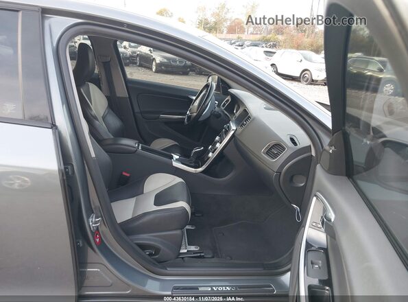 YV440MUM0H2005007 2017 VOLVO S60 CROSS COUNTRY Gray Вид салону спереду