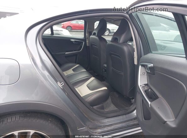 YV4612UM3G2001221 2016 VOLVO S60 CROSS COUNTRY Gray VIN კოდის სტიკერის ხედი
